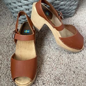 MIA size EU 39 / US 8.5 Greta clog sandal in luggage brown.